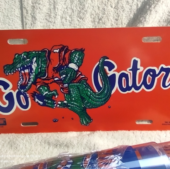 Florida Gators Fan Pack. 4 Adult Beverage Plastic Tumblers & License Plate.. - Picture 2 of 3